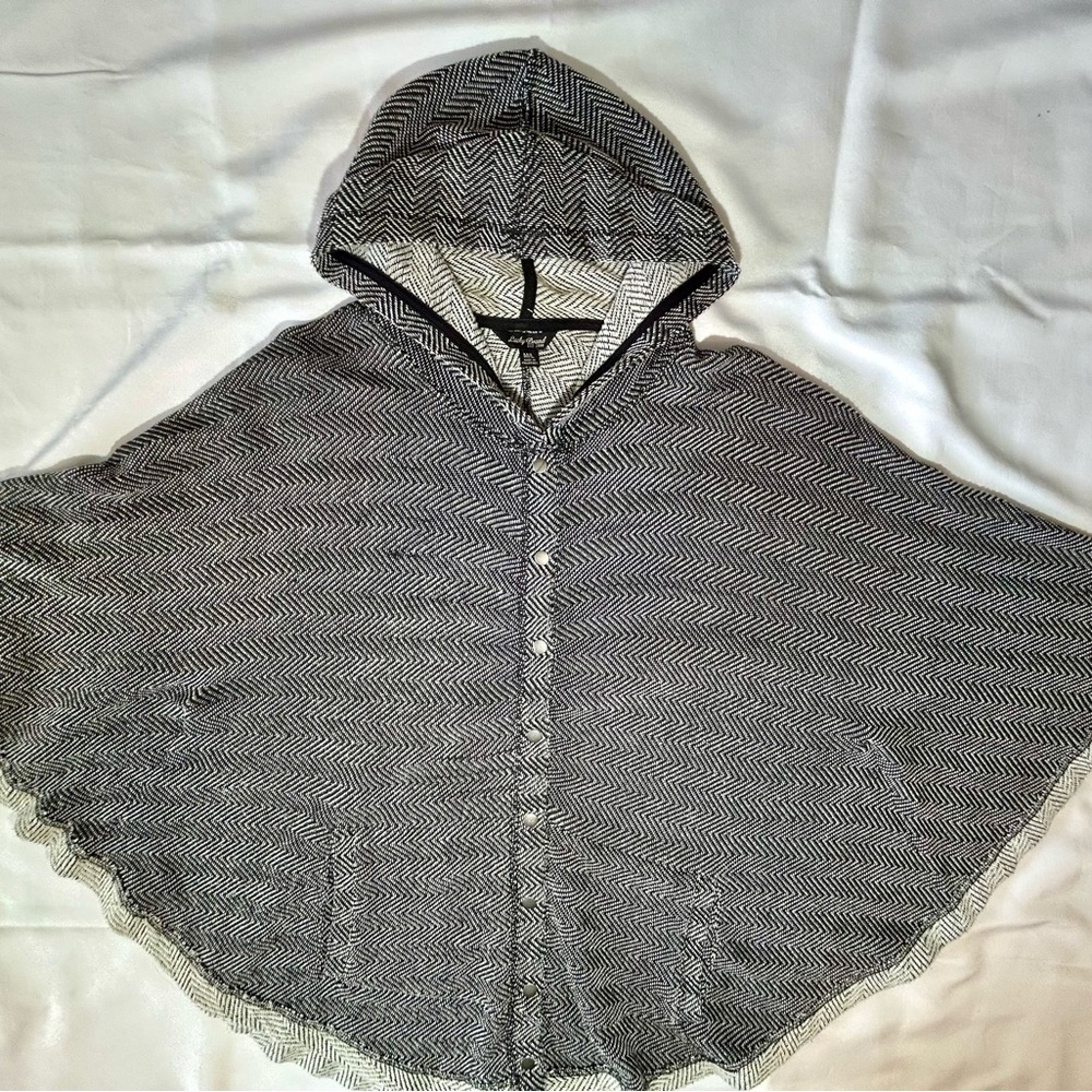 Lucky Brand Women's Black and White Herringbone Hooded SnapUp Knit Poncho Sz M/L